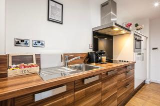 Stylish 2 Bed Apt 104 - City Centre, FREE Parking, Coffee Machine & Netflix - Hosted by Stay Host Save - Sheffield - 3