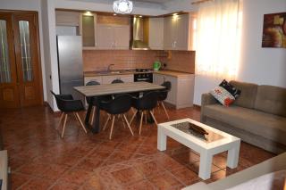 Central 5 Bedrooms Apartment in Vlorë - Vlorë - 2