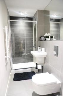 Central Manchester Luxury 2 Bed Apartment with Balcony - 3