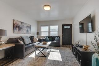 Van Nuys Abode with Patio, 7 Mi to Universal Studios - Van Nuys - 7