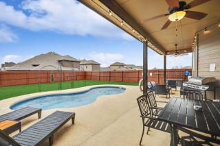 5-Bed 2-Bath with Pool & Backyard Retreat - Waxahachie - 6