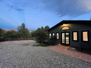 Uptown Vacation Villa at The OZ with Hot tub and Views - Sedona - 2