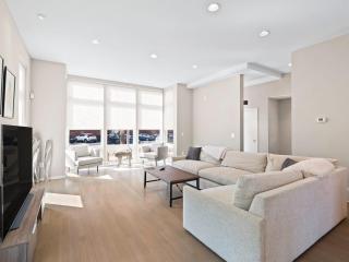 Contemporary Luxe Living I Pet + Baby Friendly - Cleveland - 0