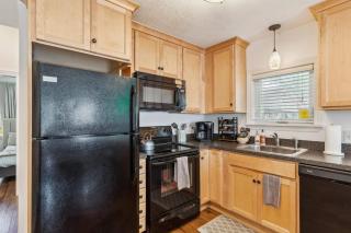 Newly Renovated Tremont Treasure I Cozy + Modern - Cleveland - 1