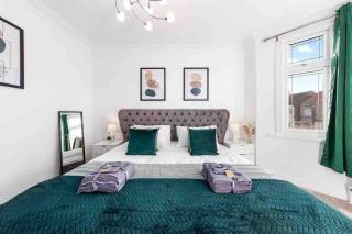 Sleeps 10, CINEMA TV , 2 baths, 10 mins to Stratford - Ilford - 1