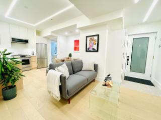 Urban 2-bed apartment in the Beaches - 5