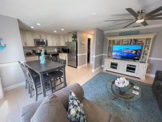 Stylish and Modern 2 bedroom, 2 bathroom. The Mermaid Suite. - Fort Myers Beach - 4