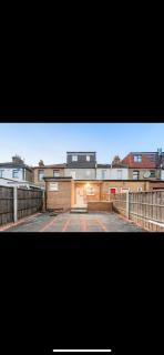 Sleeps 10, CINEMA TV , 2 baths, 10 mins to Stratford - Ilford - 9