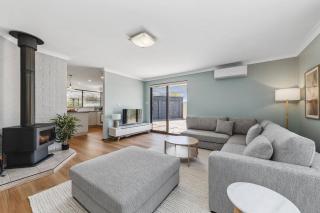Sea La Vie ~ Pet Friendly Coastal Chic Broadwater Retreat - Broadwater - 4
