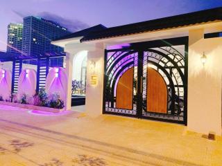 New and spacious villa with 3 private bedrooms and swimming pool, 5 minutes to Han river, free parking - Da Nang - 8