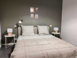 Appartement Premium avec Terrasse - Parking privatif Gratuit - Fibre Wi-Fi - À 2 min Centre-Ville Dole - 1