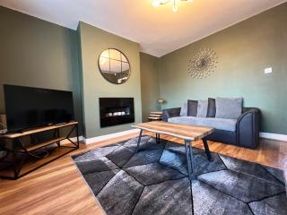 Recently Refurbished 3 Bedroom Home with Parking - Perfect for Longstays - Sleeps 8 - Chester - 9