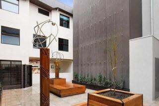 Caulfield Elegance: Chic Abode - 7