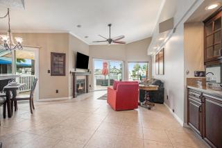 Serene Waterside Retreat - Discovery Bay - 6