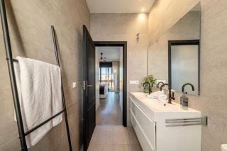 ISG Apartments Modern atticpool at the CathedralFree parking - 5