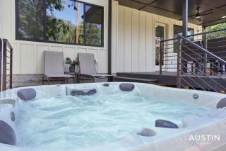 Luxurious Modernism with Private Hot Tub and Garage - Austin - 9
