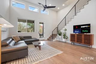 Luxurious Modernism with Private Hot Tub and Garage - Austin - 8