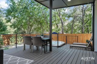 Luxurious Modernism with Private Hot Tub and Garage - Austin - 2