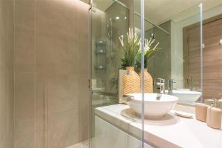 Stunning Apt with Balcony & Marina View - 2