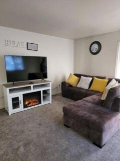 Convenient & cozy 4-br T/H; heated 2 car garage!! - Fairbanks - 0