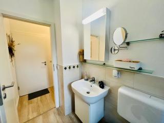 SOLund - Sonne im Herzen - ruhige und sonnige Ferienwohnung mit Terrasse und Garten nahe Strand und Ostsee - 2