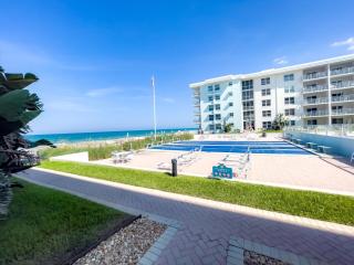Ocean view from your private balcony with direct beach access to the no-drive beach! - New Smyrna Beach - 2