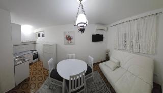 Apartman Šparović u blizini Porto Novog Kumbor - Ðenovići - 0
