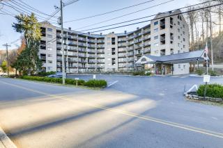 Downtown Gatlinburg Condo with Community Pool! - Gatlinburg - 8