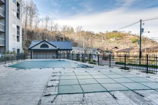Walk to the Strip! Dtwn Gatlinburg Condo w/ Pool - 6