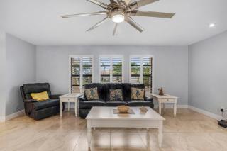Panoramic Water Views, Heated Saltwater Pool & Spa, Kayaks & Bikes- Villa Adena - Roelens Vacations - Cape Coral - 2