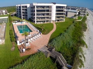 Ground floor beachfront with steps to the beach and pool & beach access - New Smyrna Beach - 4