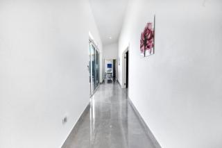 4-Bed Villa Pool Parking - 4