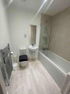 Beautiful Modern Tranquil Two Bedroom Apartment - Swanscombe - 4