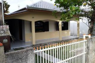 Casa 3 quartos, 2 bwcs e a meia quadra da praia! - Itapoa - 0