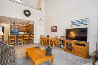 Charming 2-Bedroom Slopeside at Pico Mountain E304 - Killington - 9