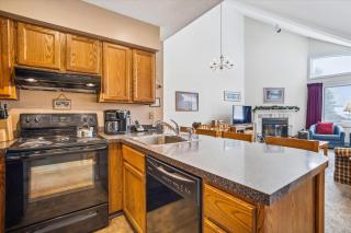 Charming 2-Bedroom Slopeside at Pico Mountain E304 - Killington - 3