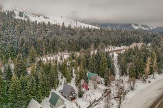 Snoqualmie Pass Cabin with Deck Walk to Ski Lift - 9