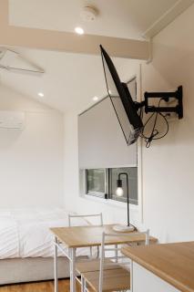 Sweet beautiful TINY HOME with pool and 2 minute drive to the beach - Wollongong - 9