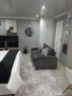 54 Malcolm Palace Room - 6