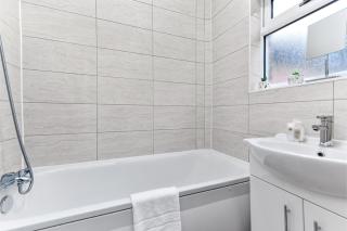 Stylish and Convenient 2BD Flat w/ Outdoor Space - Londra - 7