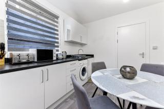 Stylish and Convenient 2BD Flat w/ Outdoor Space - Londra - 5