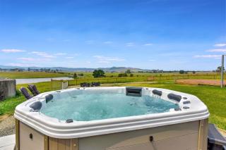 Sunrise and Sunset Hot Tub Views 600m walk to Doltone Anambah House Wedding Venue at Pelican Plains - - 0
