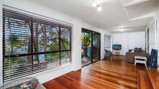 Bayside Retreat - Wifi and Pets Are Welcome - Pretty Beach - 2