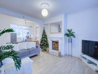 Pass the Keys Charming 2 Bedroom House Good Transport and Parking - Londra - 0