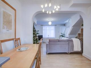 Pass the Keys Charming 2 Bedroom House Good Transport and Parking - Londra - 1