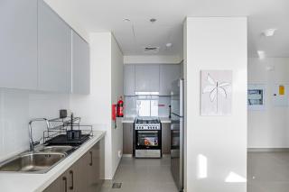 Luxury 2BR with Pool, Gym, Fast WIFI and Skyline - Dubai - 8