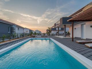 Nicely decorated villa with swimming pool - Sukošan - 0