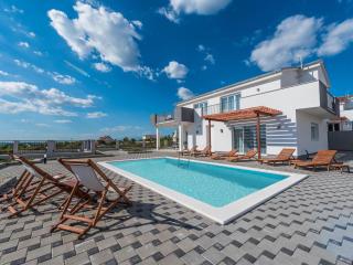 Beautiful villa with swimming pool and terrace - Sukošan - 6