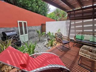 COTTAGE BLUE classé 3 étoiles - 4 à 6 personnes - 2 chambres - accès direct à la plage et à l'esplanade de Boucan Canot avec ses bars et restaurants - Saint-Gilles-les-Bains - 1