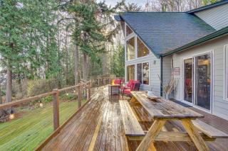 Hat Island Home with Stunning View and Wraparound Deck - Everett - 9